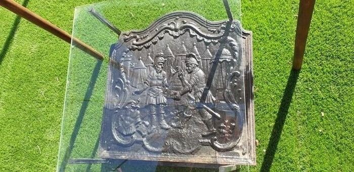 Antique hearth plate now mounted as a table - Iron (cast/wrought) - 19th century