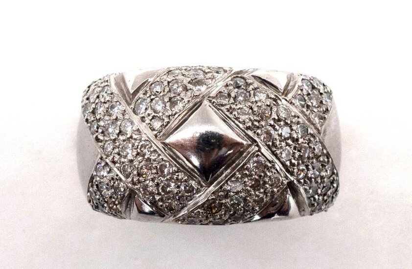 BANDLE RING in 18K white gold, with a motif of criss-crosses adorned with modern brilliant-cut diamonds. Gross weight : 17,8 gr. TDD : 54. Estimated diamond weight : 0.40 carat approximately. A diamond and white gold ring.