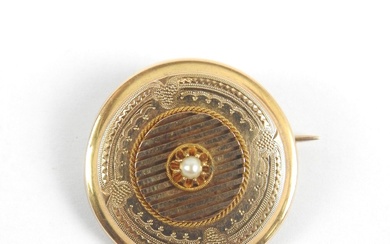 BROCHE circulaire en or jaune 750/1000e ornée d'une perle. Poids brut 5g