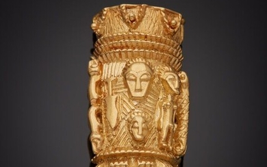 BROCHE "totem" en or jaune (750‰) sculpté et ciselé représentant des masques africains. Dim.: 4...