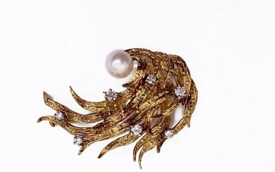BROCHURE in 750 thousandths yellow gold, adorned with a cultured pearl set with brilliant-cut diamonds. Gross weight: 11.3 g A diamonds and pearl yellow gold brooch