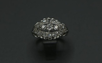 Bague en or blanc et platine orné de diamants ronds taille ancienne et roses formant un bandeau - Poids brut : 6,68 g / tdd 54