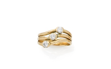 Bague en or jaune 18K ajouré ornée de trois petits diamants ronds montés en serti-griffes,...