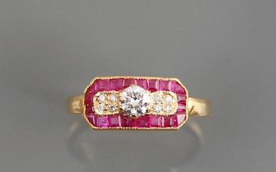 Bague en or jaune, 750 MM, ornée de diamants entourés de rubis calibrés, taille :...