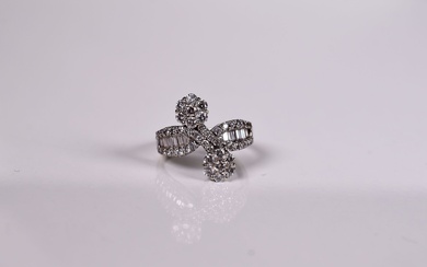 Bague moderne type "vous et moi" et or gris 18K 750/1000e sertie de diamants baguettes...