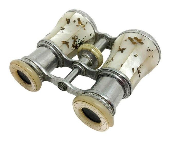 Binoculars for theater in mother of pearl. Early XXth
