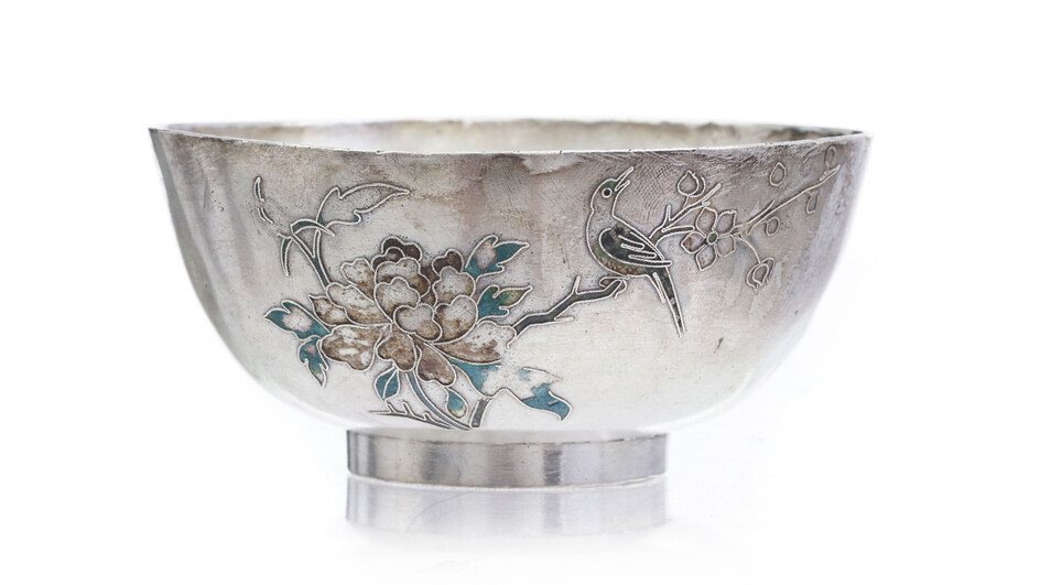 Bol en argent avec rehauts d'émail, Chine, fin du XIXe s., décor de fleurs et oiseau, diam. 10 cm, 180g