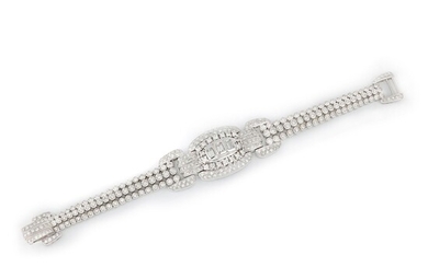 Bracelet en or blanc 18K avec trois diamants centraux taille émeraude pesant au total environ...