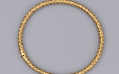 Bracelet en or jaune 750°/°° (18K) , à maille serpent tressée semi rigide. Début du...