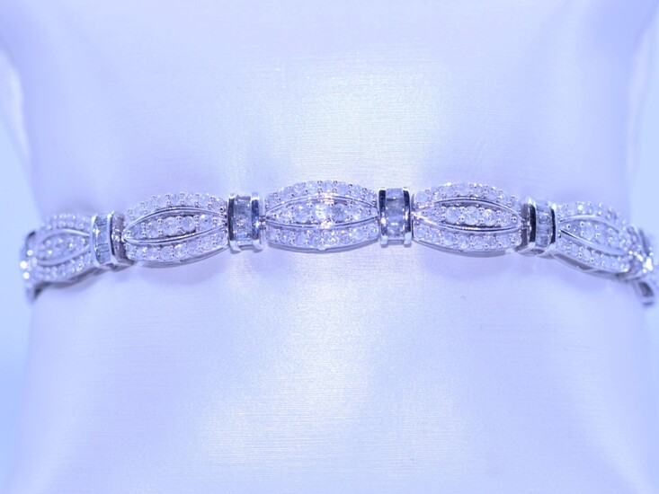 Bracelet or blanc 18ct. (poinçon 750) avec 252 brillants et 60 diamants taille baguette +-...