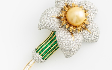 Brooch "en tremblent" in the shape of a flower in 18K gold with a cultured South Sea pearl