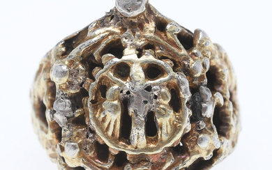 CALVARIARING, a so-called Maria ring, silver with gold gilt details, 17th century.