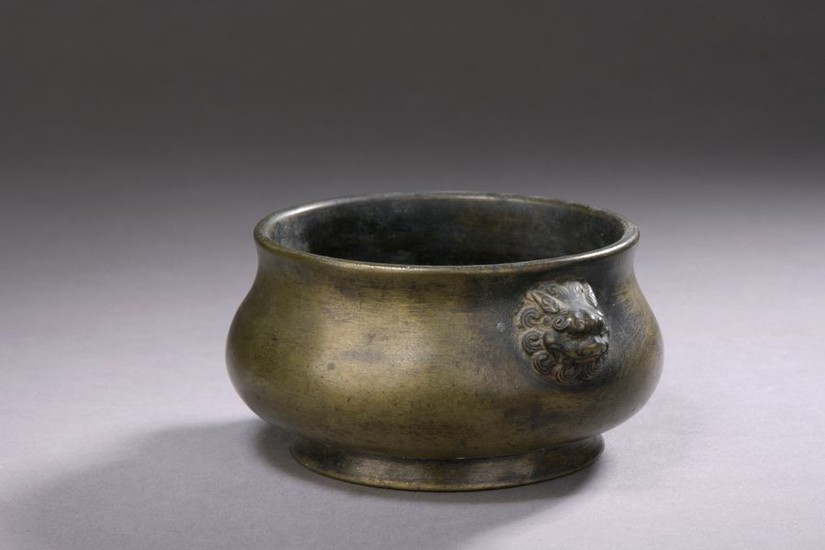 CHINA - XVIIth century Small bronze perfume burner...