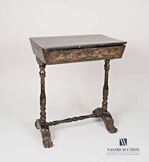 CHINE - CANTON Table à ouvrage en bois laqué... - Lot 371 - Vasari Auction