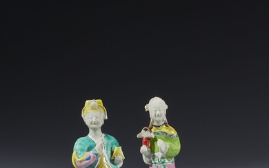 CHINE, Époque JIAQING (1796-1820) Deux groupes en porcelaine émaillée polychrome, dans le style de la...