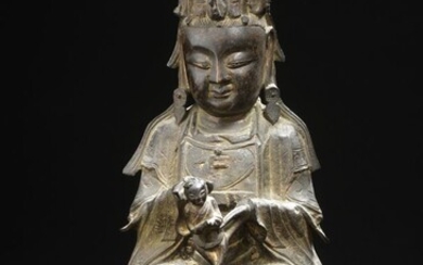CHINE - Époque MING (1368 - 1644) Statuette de Guanyin assise en bronze à patine...