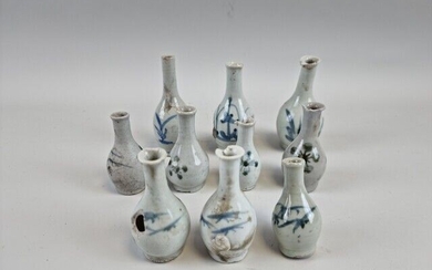 COREE, ép CHOSON, XV-XVIème. ENSEMBLE de dix vases miniature en porcelaine à décor stylisé végétal...