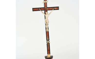 CRUCIFIX LOUIS XIV en écaille rouge et bois naturel. Le Christ est en os. Crâne...