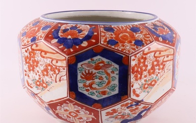 Cache-pot Imari en porcelaine facettée, Japon, Meiji, XIXe siècle. Décor floral bleu/rouge fer et distant...