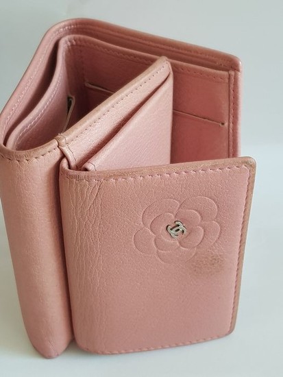 Chanel - CC Camellia Pink Lambskin Trifold Purse/ Wallet at auction |  LOT-ART
