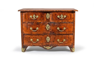 Chest of drawers in walnut veneer and fruit wood, the front slightly crossbow shaped, it opens with 5 drawers on 3 rows, chased bronze ornamentation.