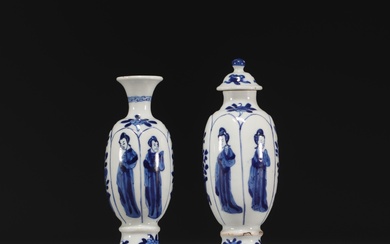 Chine - Paire de petits vases en porcelaine blanc bleu à décor de femmes, époque...