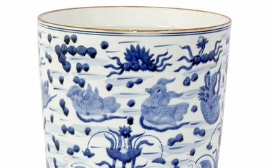 Chine, XIXe siècle Cache-pot en porcelaine à décor en émaux bleu-blanc de canards. Hauteur :...