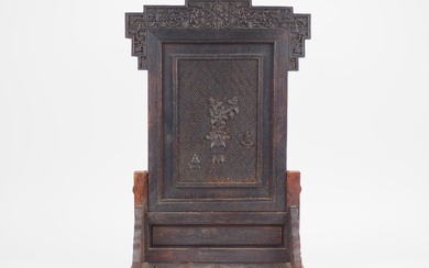 Chine XXe siècle, Ecran et son présentoir en bois teinté, décor d'un vase de fleurs...