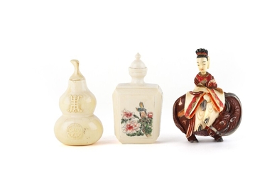Chine et Japon, vers 1900 Ensemble comprenant trois tabatières en ivoire sculpté, l’une de forme...
