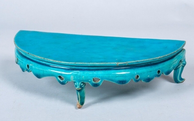 Chine, fin XVIIe-XVIIIe siècle, socle en porcelaine émaillée turquoise, de forme hémisphérique sur trois pieds...