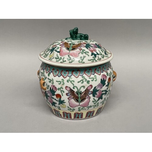 Chinese porcelain famille rose pot and cover, approx 23cm H