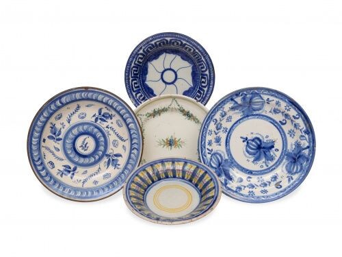 Cinco platos de cerámica esmaltada, alguno en azul de cobalto.Levante, S. XIX.