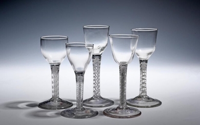 Cinq petits verres à vin vers 1760, avec des bols ronds en forme d'entonnoir, en...
