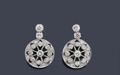 Circular earrings with diamonds in 18K white gold