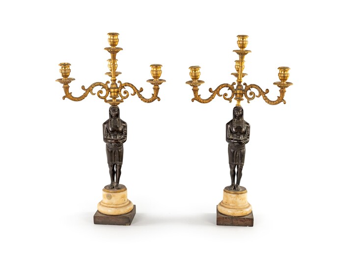 Coppia di candelabri in bronzo "retour d'Egypte", Francia XIX secolo - a...