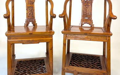 Coppia di sedie a ferro di cavallo con poggiapiedi Cina, secolo XX (cm 49x86x38) (difetti)