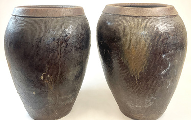 Coppia di vasi baccellati in terracotta. Cina, secolo XX (h. cm 90) (difetti)