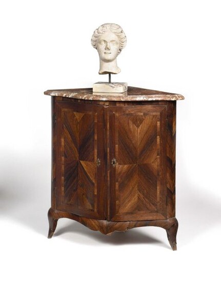 Corner in rosewood, the curved front opening with two leaves, the rounded uprights resting on small arched feet, top in red marble from Flanders. Louis XV period (accidents and restorations). H : 88 cm, L (on one side) : 56 cm Provenance : Château de...