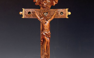 Croix-reliquaire, alpine, début 19e siècle. bois fruitier, crucifix avec Corpus Christi, Dieu le Père et...