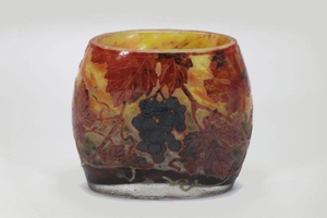 DAUM. Vase à décor gravé de pampres de vigne sur un fond marmoréen signé Daum Nancy. Dimensions : 10