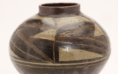 DAVID LEACH (1911-2005). Vase, stoneware, signed, England.