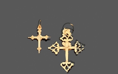 Deux croix. XIXe siècle. En or jaune 18k, une croix "grille" et une "Jeannette" Haut....