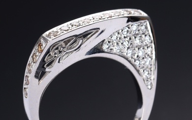 Diamond ring with wavy front, 14 kt. white gold, 0.38 ct.