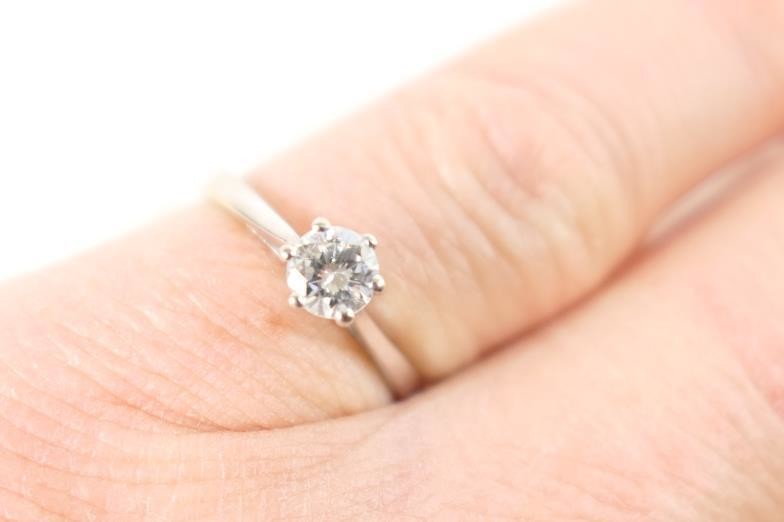 Diamond solitaire ring, the brilliant cut stone of approx....
