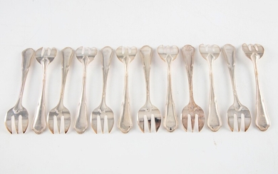 Douze fourchettes à huitre en argent, modèle à filet violonné Poinçons Minerve Poids total :...