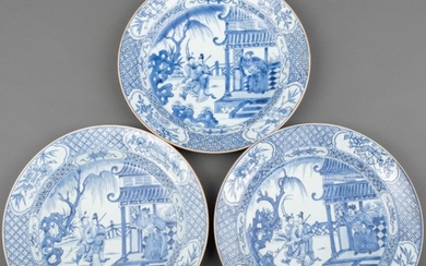 Drie Chinees porseleinen schotels met blauw-witte decors: scène uit...