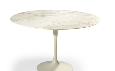 Eero SAARINEN (1910-1961) Table modèle « tulipe » à plateau circulaire en marbre reposant sur...