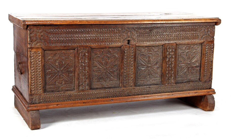 (-), Oak blanket chest with beautiful carving in...