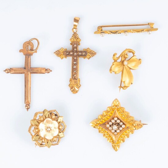 Ensemble de bijoux en or, certains sertis de petites perles: 4 broches et 2 croix....
