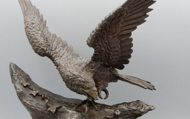 Exceptional sculpture of an eagle preying on a monkey - Bronze - Japan - Late 19th/Early 20th century (Meiji period)